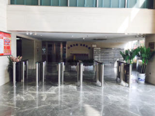 財富大廈豪華速通擺閘系統(tǒng)