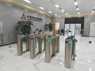 中國農業(yè)發(fā)展銀行武漢分行人臉識別通道閘