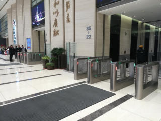 武漢鉑仕匯國際廣場人臉識別通道閘系統(tǒng)